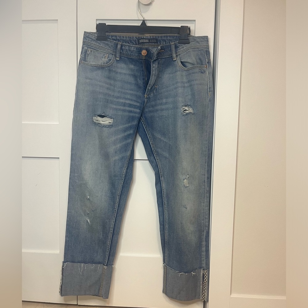 Hi, selling these breathtaking jeans 👖 for women in size US 06.